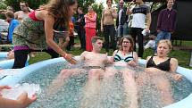 Lidé se koupou v bazénku s ledem na akci Allfest 2019 v Litoměřicích