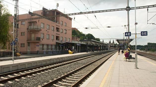 Rekonstrukce nástupišť v Roudnici nad Labem skončila.