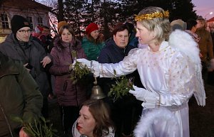Živý betlém v Klapém na Litoměřicku naladil v neděli 17. prosince v podvečer lidi z obce i okolí na předvánoční atmosféru.