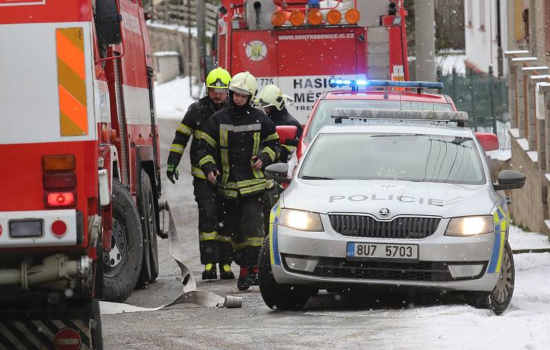 Požár opuštěného rodinného domu v Litochovicích způsobila zapálená svíčka v půdním prostoru.