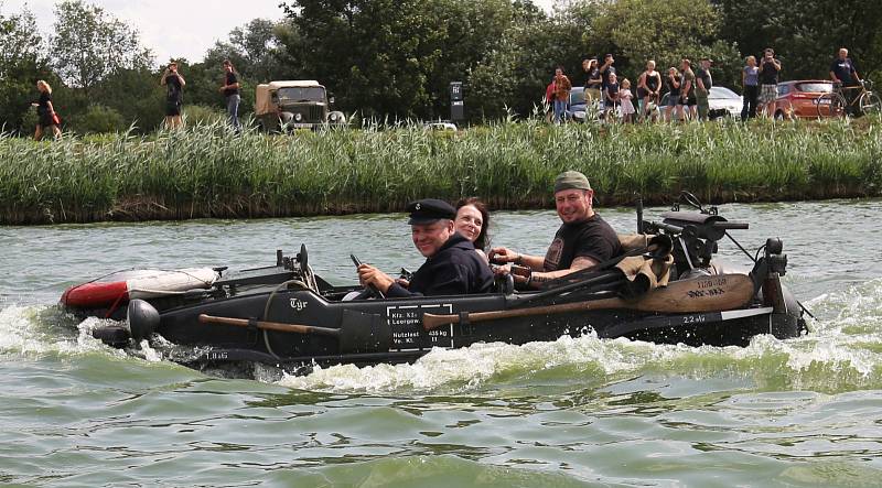 Obojživelná vozidla brázdila jezero Chmelař u Úštěku