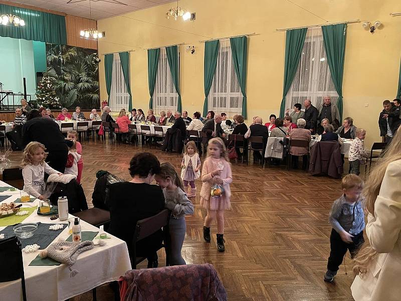 Předvánoční posezení seniorů v Lovečkovicích se vydařilo.