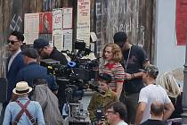 Natáčení hollywoodského štábu v Úštěku. Ve válečném snímku Jojo Rabbit hraje i známá herečka Scarlett Johansson (v pruhovaném tričku).