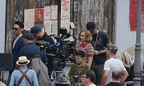 Natáčení hollywoodského štábu v Úštěku. Ve válečném snímku Jojo Rabbit hraje i známá herečka Scarlett Johansson (v pruhovaném tričku).