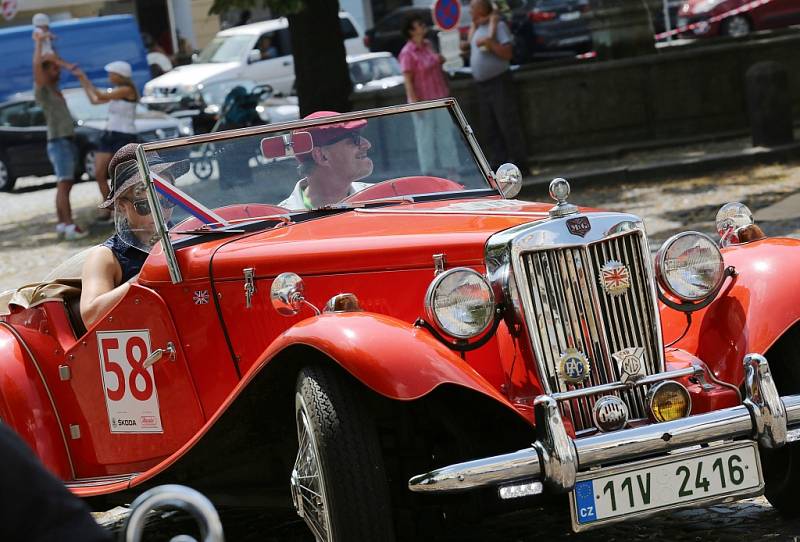 Severem Čech se prohnala historická vozidla v rámci závodu Oldtimer Bohemia rally. Jedna ze zastávek byla v Litoměřice.