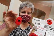 Pracovnice Městského úřadu Litoměřice Julie Štroblová ukazuje kasičku a květ vlčích máků jako symbol válečných veteránů