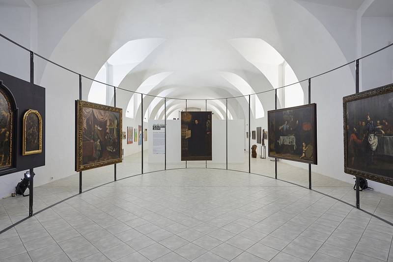 Osm rozměrných pláten Jana Jiřího Heinsche návštěvníci galerie nespatří tradičně zavěšených na stěnách, ale na ocelové eliptické konstrukci.