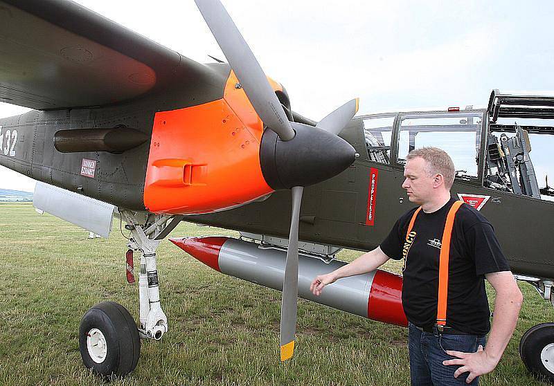 Přílet letounu Bronco na roudnické letiště