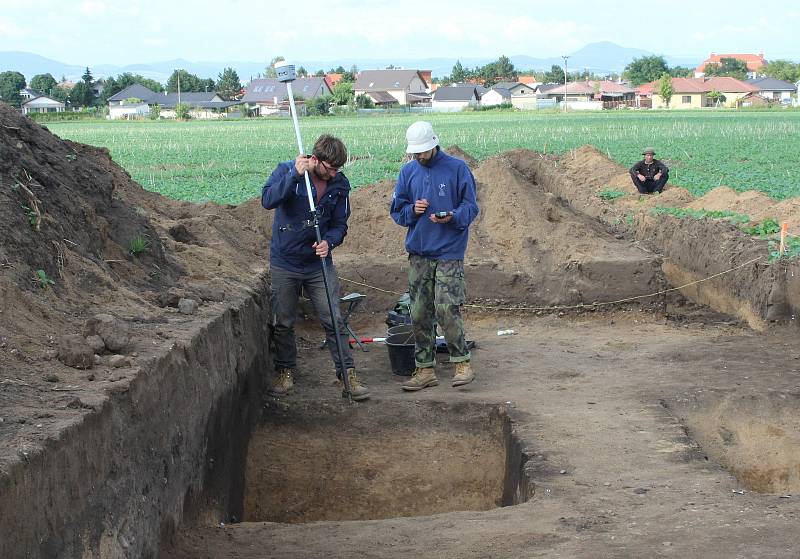 Archeologové u Dušníků nedaleko hory Říp odhalili zachovalou mohylu z doby asi 3800 let př. n. l. Tento týden se s jejich výzkumem mohla seznámit i široká veřejnost.