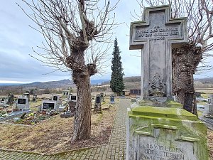 Malebný hřbitov na Litoměřicku pod jednou z dominant Českého středohoří.