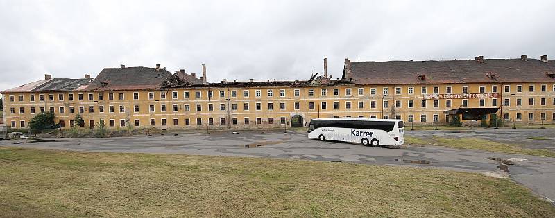 V Terezínských Žižkových kasárnách se po deštích propadla další část střechy. Tentokrát spadla střecha v části nalevo od minulého propadu.