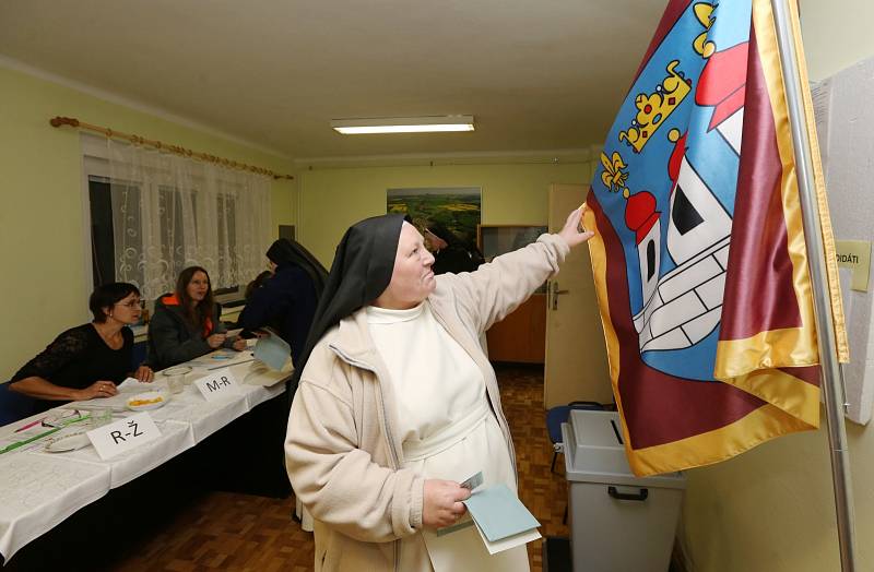 Sedm Sester premonstrátek z Doksanského kláštera na Litoměřicku šlo v pátek v podvečer hodit své hlasy do volební urny kandidátům do parlamentních voleb.