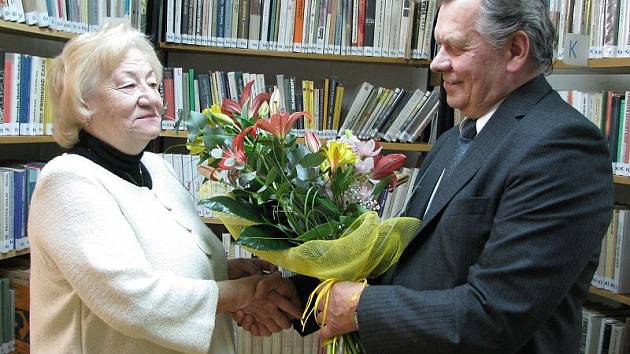 Čtyřicet let pracuje Miloslava Cibulková v Bohušovicích nad Ohří jako dobrovolná knihovnice. K jejím 75. narozeninám jí včera popřál i starosta města Ivo Hynl. 