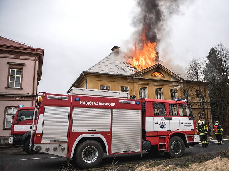 Požár neobydleného domu ve Varnsdorfu.