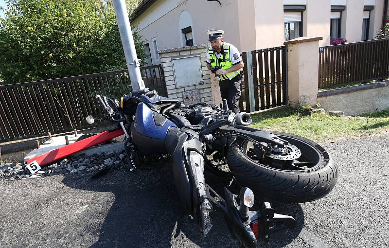 V Dlažkovicích na Lovosicku boural motorkář