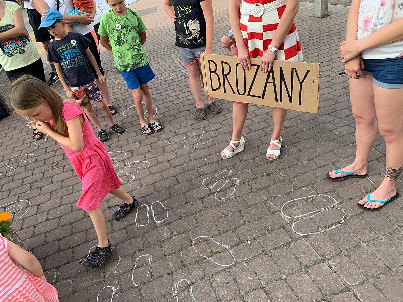 Lidé protestují proti Babišovi v Brozanech nad Ohří.