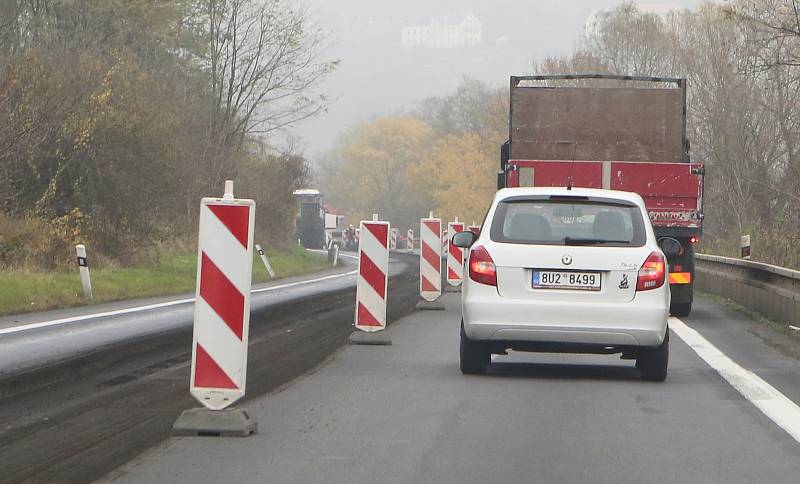 Silnice 1/30 z Lovosic do Ústí nad Labem se nyní opravuje.