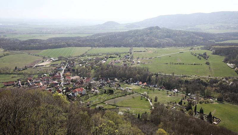 Zřícenina středověkého hradu Kalich u Třebušína na Litoměřicku