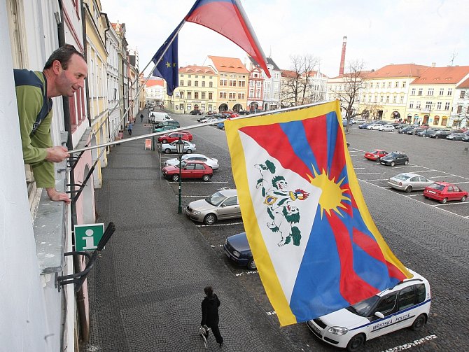 Vyvěšení tibetské vlajky v Litoměřicích.