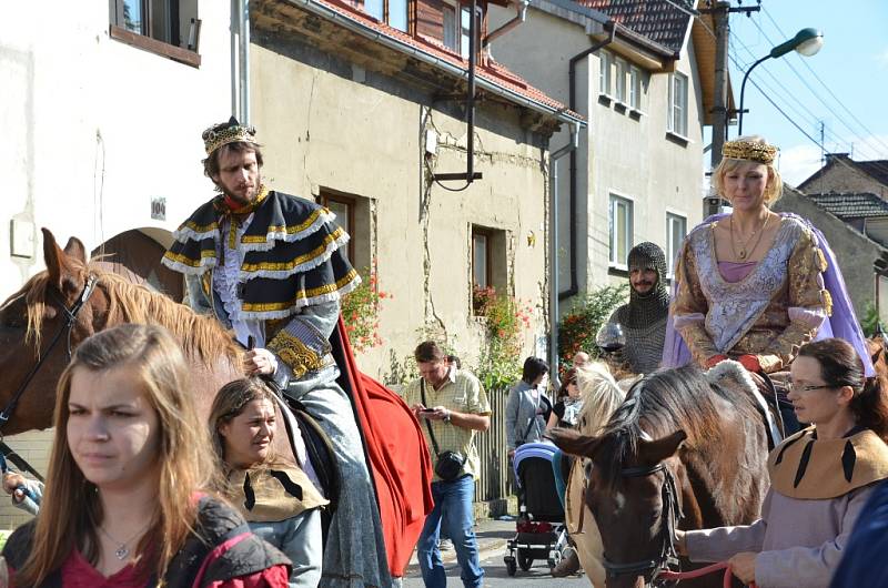 ŽERNOSECKÉ VINOBRANÍ. Zpestřením programu oslav byl tradiční historický průvod obcí.