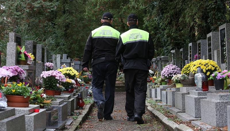 Strážníci Městské policie v Litoměřicích zintenzivnili obchůzky na městském hřbitově a okolí.