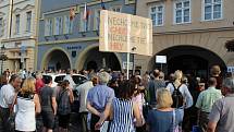 Lidé v Litoměřicích protestují proti Babišovi v úterý 11. června.