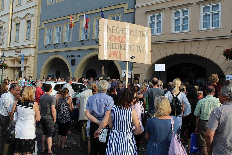 Lidé v Litoměřicích protestují proti Babišovi v úterý 11. června.