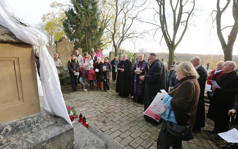 Na litoměřickém hřbitově proběhla v den Památky zesnulých pobožnost s účastí litoměřického biskupa Jana Baxanta.