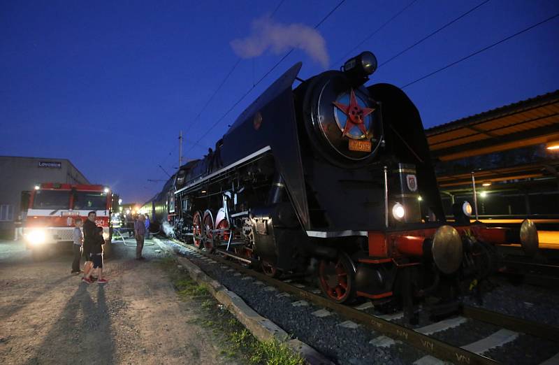 Hasiči z Litoměřic doplňovali vodu parní lokomotivě přezdívané Šlechtična.