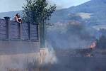 Požár pole u trati mezi Lovosicemi a Ústím ohrožuje i rodinné domy