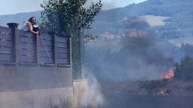 Požár pole u trati mezi Lovosicemi a Ústím ohrožuje i rodinné domy