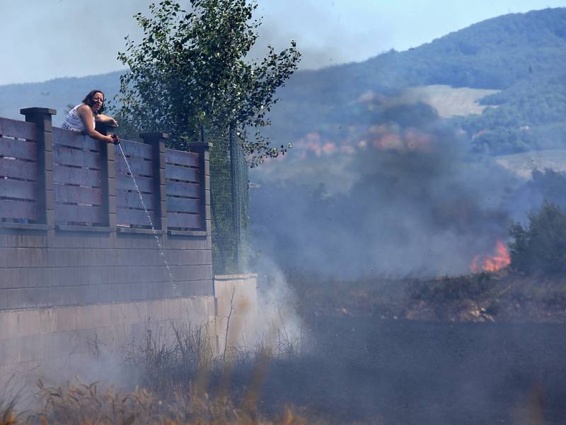 Požár pole u trati mezi Lovosicemi a Ústím ohrožuje i rodinné domy