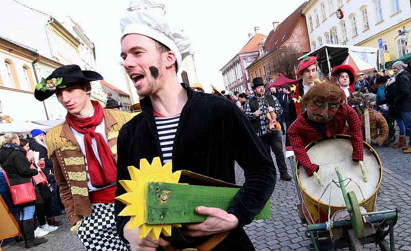 Tradiční masopust s létajícím prasetem proběhl v sobotu v Úštěku.