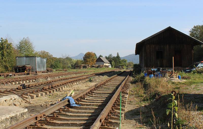 Spolek Zubrnická museální železnice pracuje na postupné obnově bývalého horního nádraží v Úštěku.