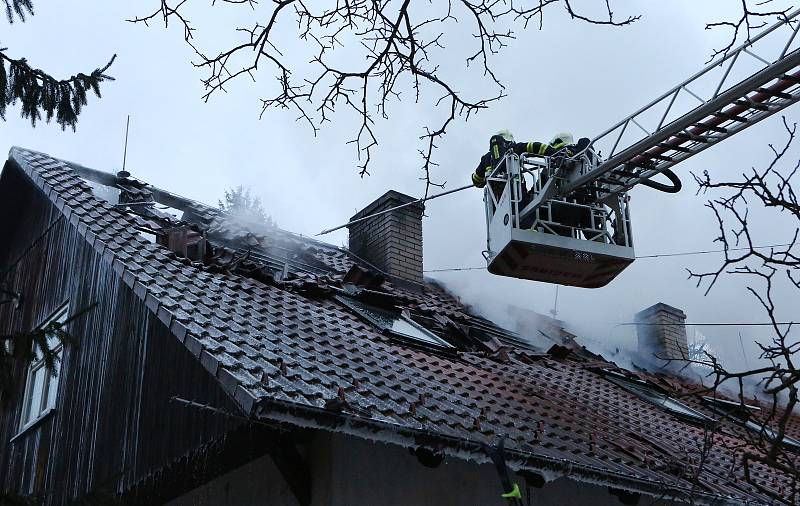 Požár zničil téměř celý dům. Kolem třetí hodiny v neděli odpoledne vyráželo osm hasičských jednotek do malé osady u obce Horní Chobolice na Litoměřicku na požár rodiného domu, kde už oheň pohltil téměř celou střechu a podkroví. Největší problém, ale měli 