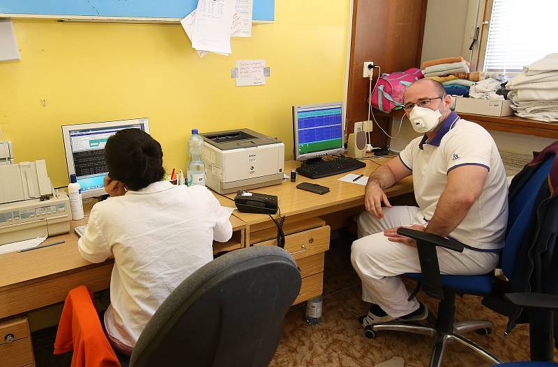 Fotoreportáž z jednotky Covid v nemocnici v Litoměřicích. Starají se tam za přísných hygienických a bezpečnostních opatření o několik pacientů, kteří onemocněli koronavirem.