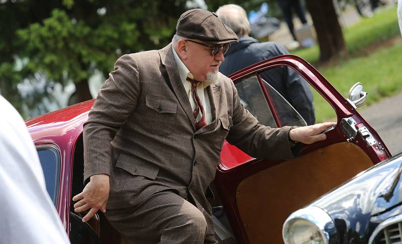 Veterán Car Club Velemín pořádal v sobotu dopoledne závod veteránů všech kategorií. Počasí sice moc nepřálo, ale i přesto dorazilo na start v areálu výstaviště Zahrady Čech několik desítek vozidel a motocyklů.