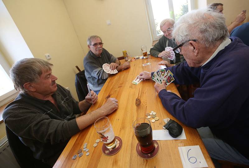 V Tašově na Ústecku si zahrálo 86 hráčů z celé republiky karty dvacetníkového mariáše Podkrušnohorské ligy.