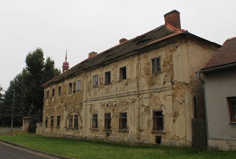 Současný stav bývalé zájezdní hospody s hospodářským dvorem ve Velemíně.