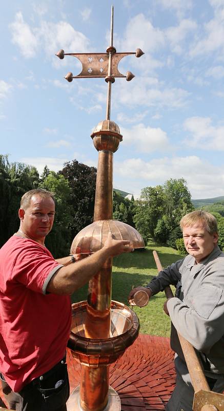 V pátek proběhlo v Milešově slavnostní vložení vzkazu pro budoucí generace do tubusu a uložení do báně věžičky na altánu v zámeckém parku.