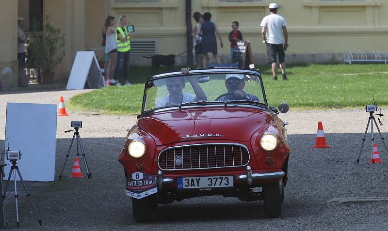 Zámek v Ploskovicích se stal svědkem průjezdu 4. ročníku setinové rallye historických vozidel