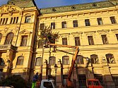 Před budovou bývalého vojenského velitelství v centru Litoměřic pokáceli stromy.