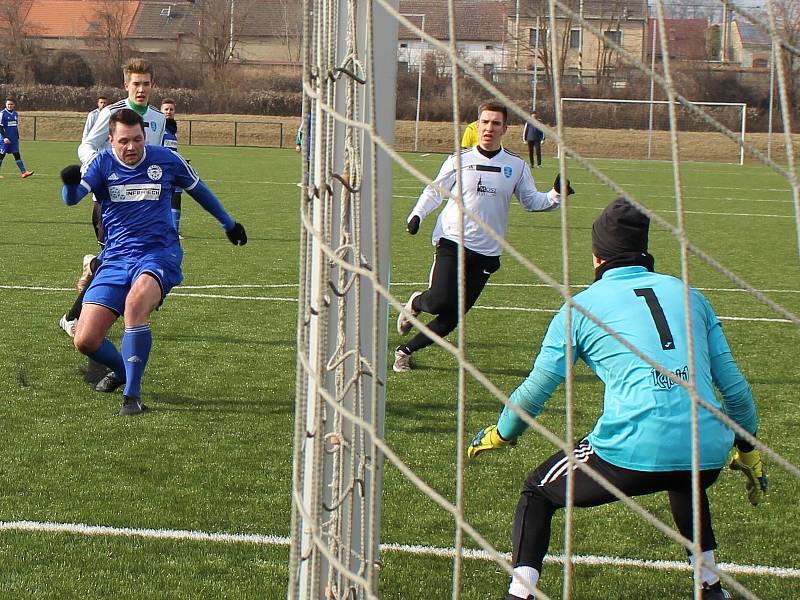 Fotbalisté SK Hrobce (v modrém) porazili Mostecký FK 2:1.