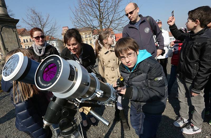 Pozorování částečného zatmění slunce v Roudnici