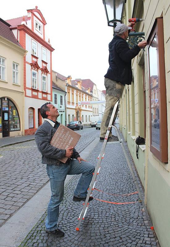 DESKU do Michalské ulice instalovali Tomáš Rotbauer a Pavel Malý.