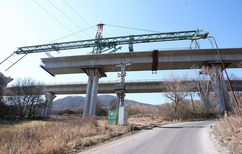 Dostavba dálnice D8 mezi Lovosicemi a Řehlovicemi.