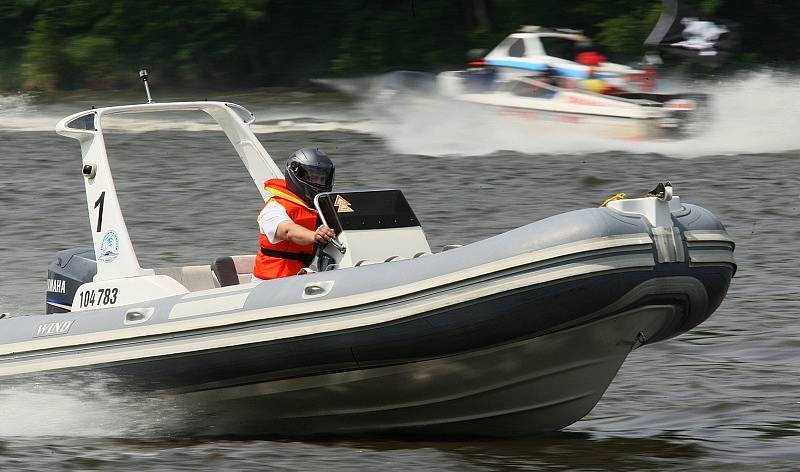 Závody motorových člunů v Roudnici nad Labem.