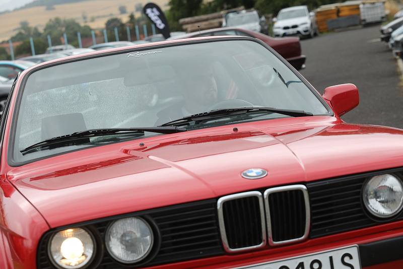 Sraz krásných a silných aut BMW se uskutečnil v sobotu v autobazaru Reinhart u Podsedic na Litoměřicku.