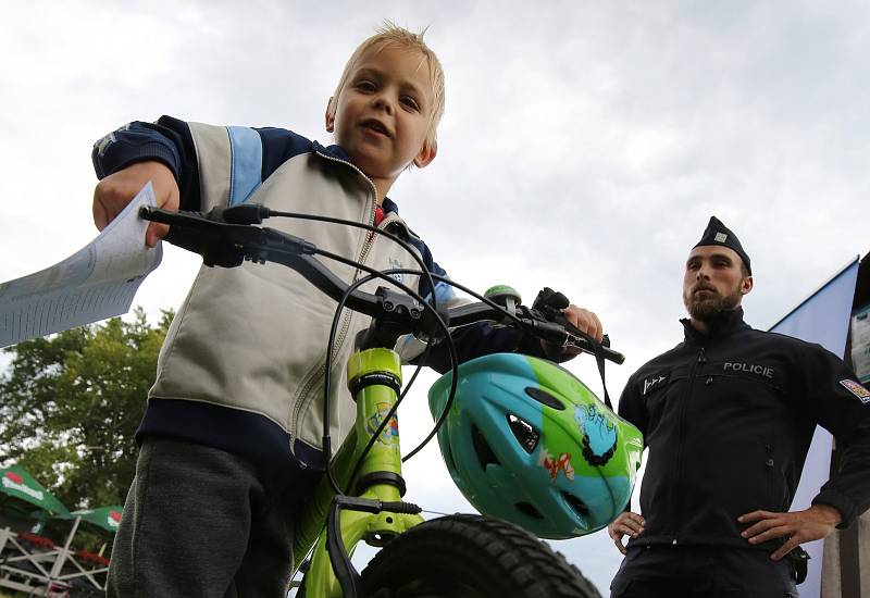 Policisté vyrazili na preventivní kontroly cyklistů na cyklostezku u Velkých Žernosek