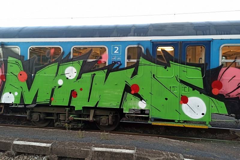 Nejnovější pátrání z konce května se týká autora tohoto díla. Na vlaku odstaveném ve Štětí zanechal škodu ve výši přesahující 50 tisíc korun. 